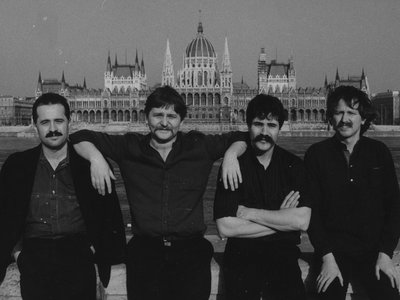 teka_a_parlament_elott.jpg